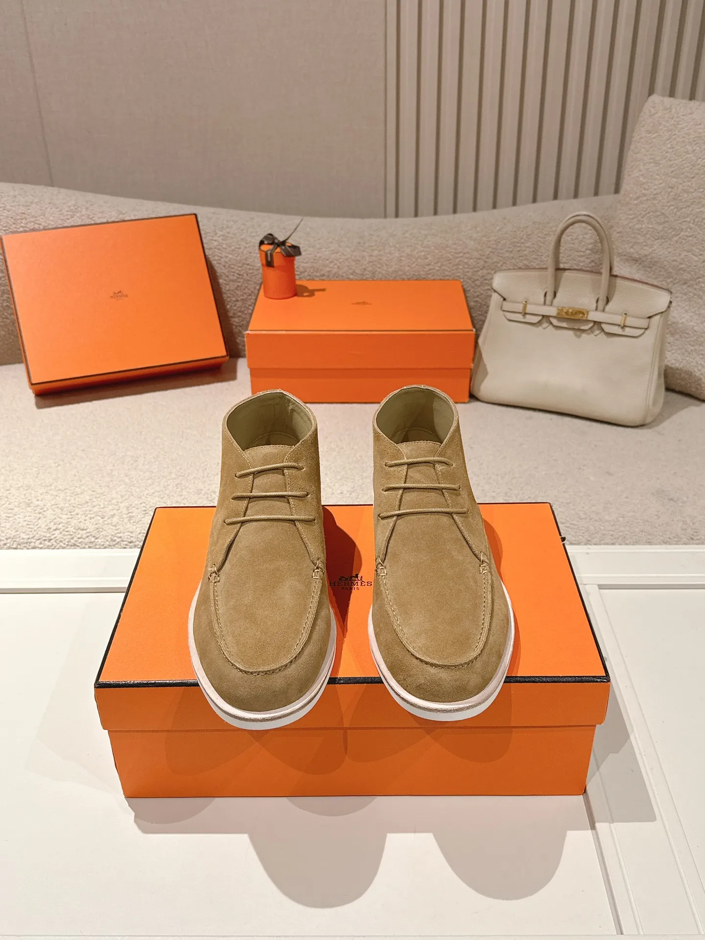 Men's Men's Shoes 660💰 Hermes men's size #26ss calfskin derby shoes, decorated with signature "H Diamant" details for a stylish and casual style. Fabric: Cow suede Lining: Mixed sheep lining Outsole: Genuine leather welt + original TPU Bottom thickness: 3CM Code number: 39-45 (customized at 46.47)
